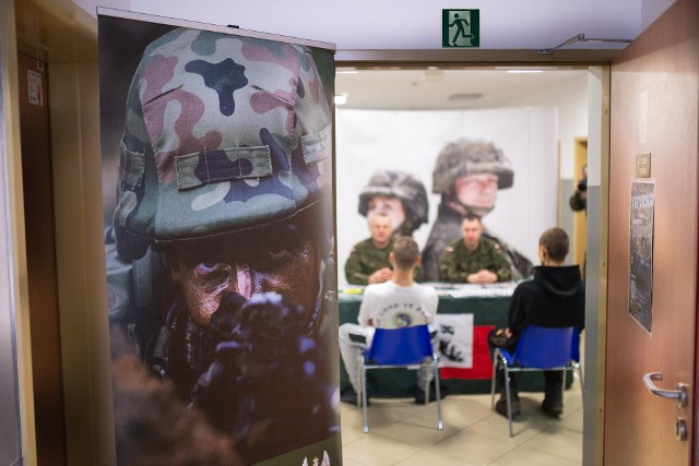 Kwalifikacja wojskowa w Słupsku przeprowadzana jest przy ul. Madalińskiego. Przedstawiciele WCR zachęcają młodzież do wstąpienia do wojska.