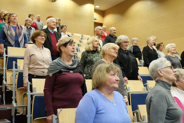 42 słuchaczy zainaugurowało IX edycję Uniwersytetu Profilaktyki Psychogeriatrycznej UMB. To wyjątkowe studia na Wydziale Nauk o Zdrowiu dla studentów 60+.