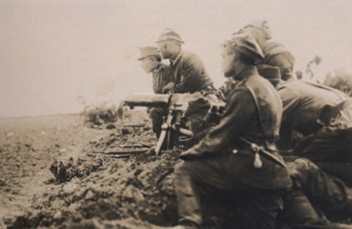 Żołnierze w okopach z ciężkim karabinem maszynowym