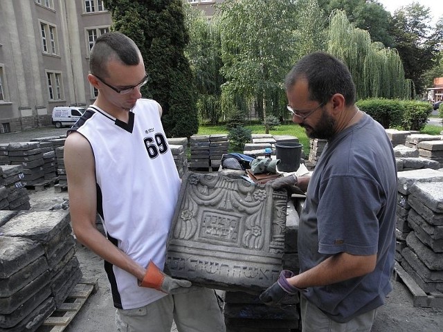 - Ten fragment żydowskiej macewy pochodzi najprawdopodobniej z XVIII wieku - informują zafascynowani znaleziskiem archeolodzy (od lewej): Marek Stawicki i Marcin Woźniak