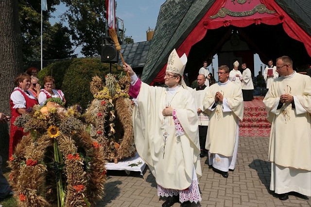 Kilka tysięcy pielgrzymów z zachodniej Polski wzięło udział w diecezjalnych dożynkach, które odbyły się w sobotę, 15 sierpnia 2015 r., w sanktuarium Matki Bożej Cierpliwie Słuchającej w Rokitnie.