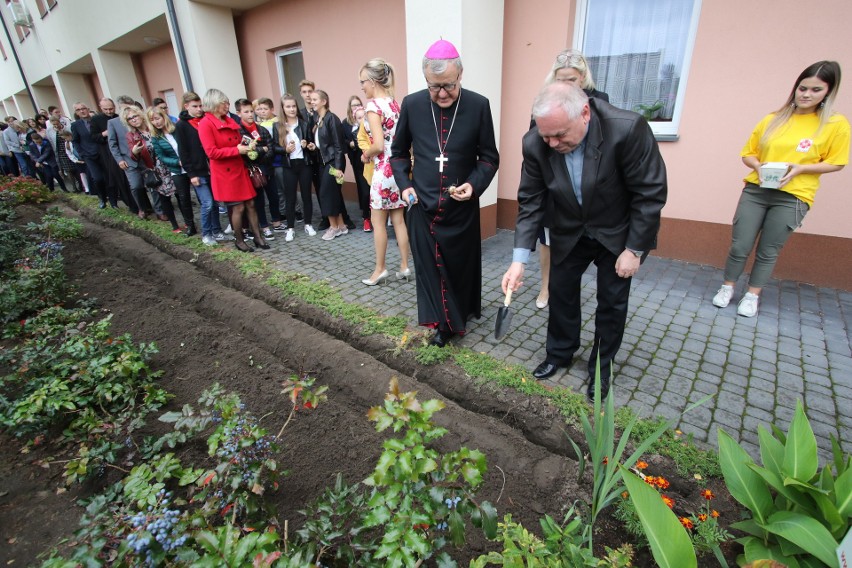 Mszą świętą w hospicjum w Kielcach zainaugurowano kampanię Pola Nadziei. Były znane osoby i wolontariusze [WIDEO, ZDJĘCIA]