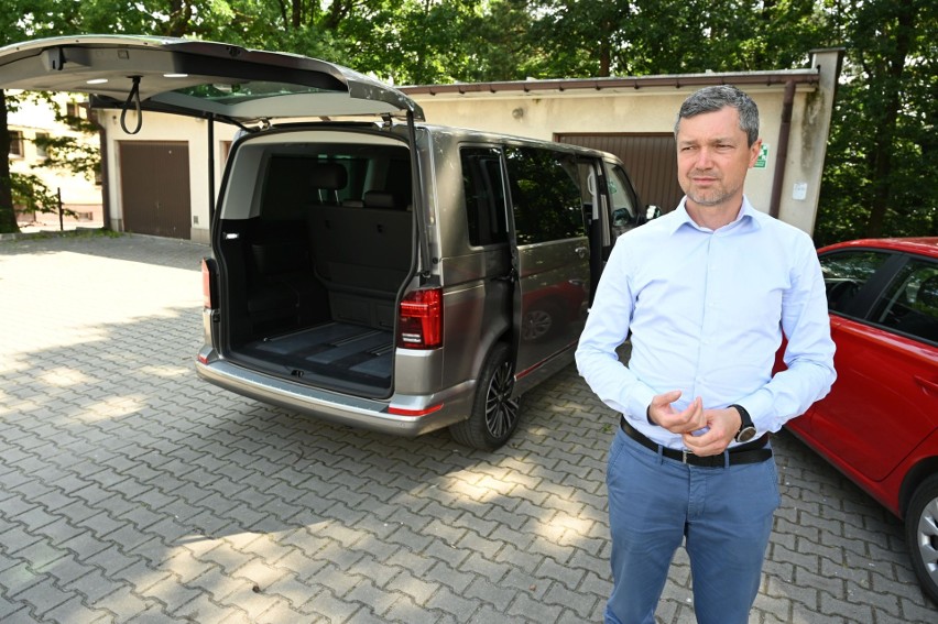 Gmina Nowiny kupiła auto za prawie 400 tysięcy złotych. Kto z niego korzysta i w jakich celach? Wójt wszystko wyjaśnia. Zobacz wideo