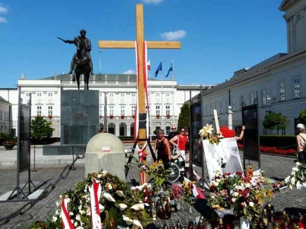 Krzyż przed Pałacem Prezydenckim podzielił Polaków