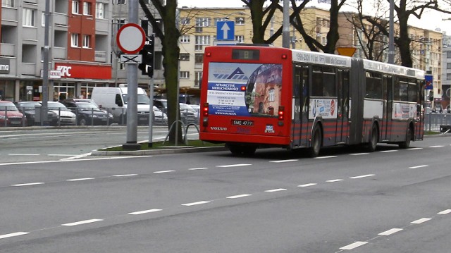 Specjalny pas dla autobusów przy Alei Niepodległości będzie udostępniony dopiero po modernizacji torowiska przy Bramie Portowej.