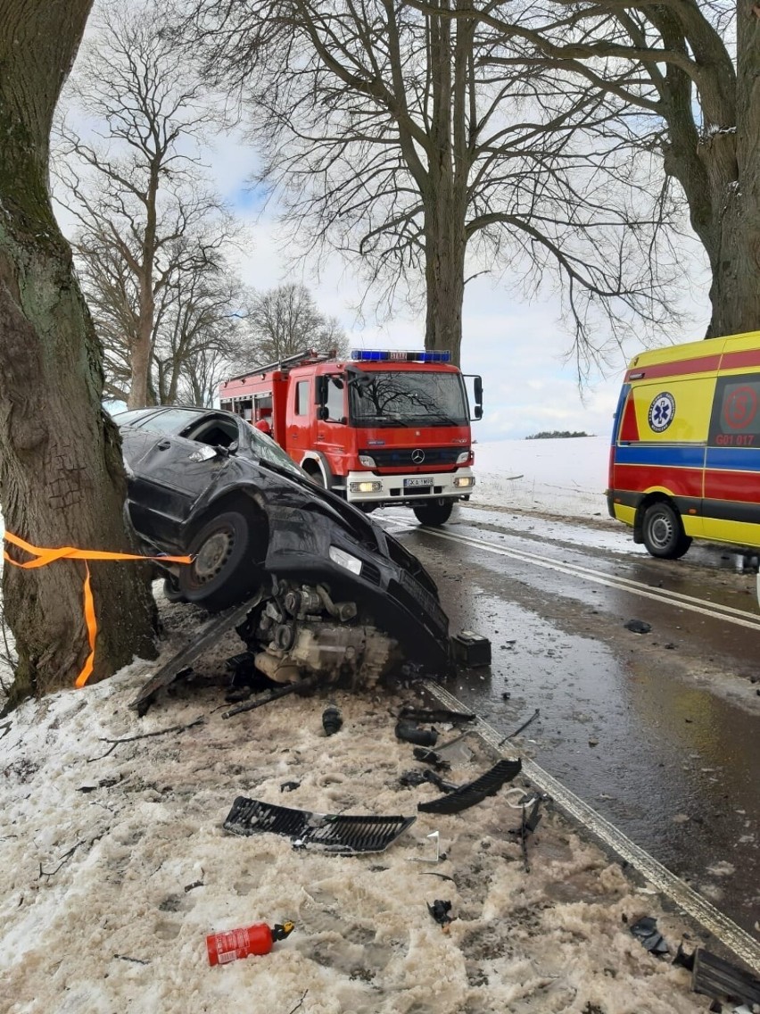 Wypadek w Kosowie. Samochód rozbił się na drzewie