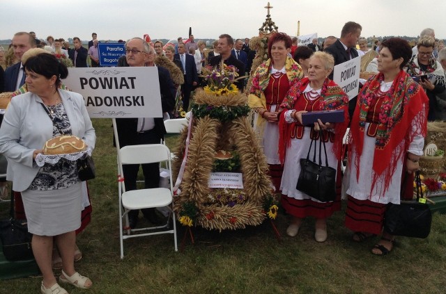 Najpiękniejszy wieniec na Mazowszu zaprezentował Zespół Ludowy Chomentowianki.