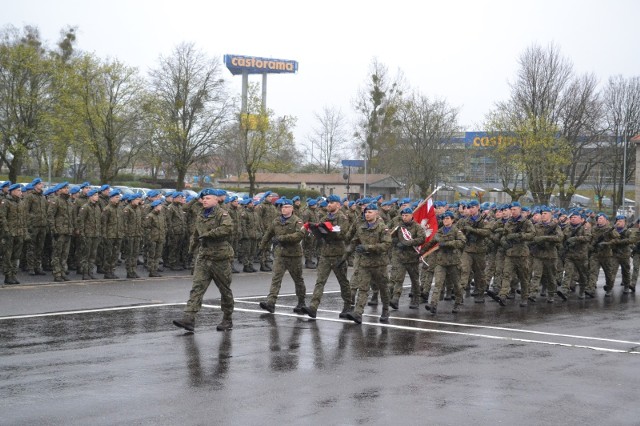 Bramy koszar 7. Brygady Obrony Wybrzeża w Słupsku przekroczyła kolejna grupa ochotników.