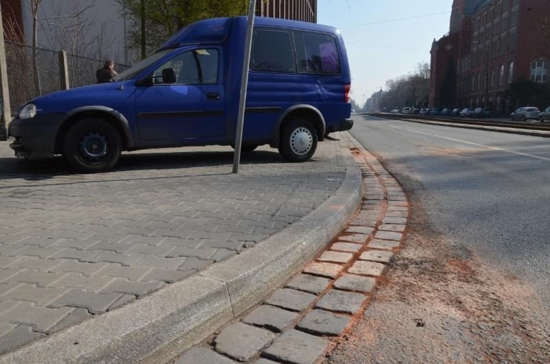 Wrocław: Wypadek na Sienkiewicza. Traktor blokował ruch (ZDJĘCIA)