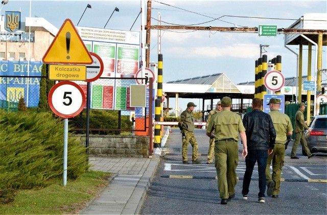 Na polsko-ukraińskiej granicy wpadło dwóch braci, obywateli Turcji. Jeden chciał nielegalnie przejść "zieloną" granicę, drugi podczas kontroli na przejściu granicznym przedstawił nieważne dokumenty.