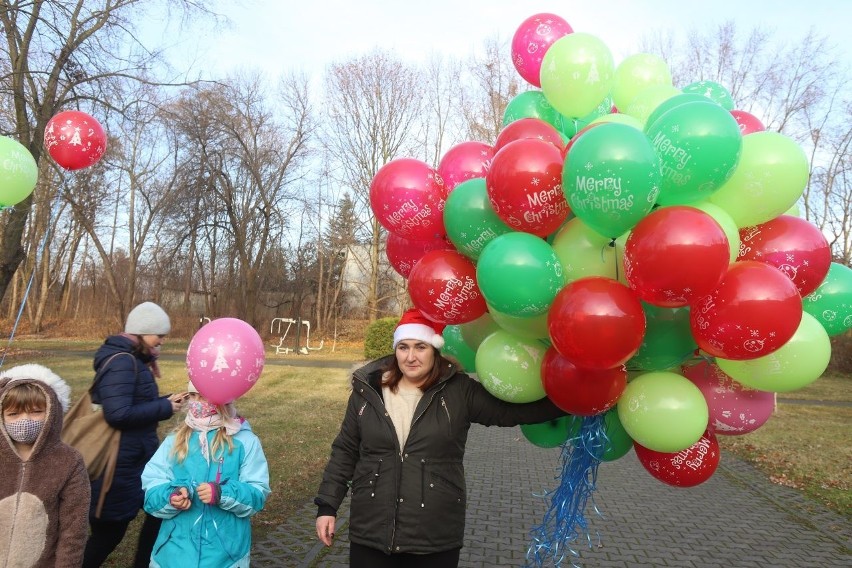 Łódź. Z okazji mikołajek wypuścili blisko 100 balonów dla podopiecznych DPS przy ul. Rudzkiej ZDJĘCIA