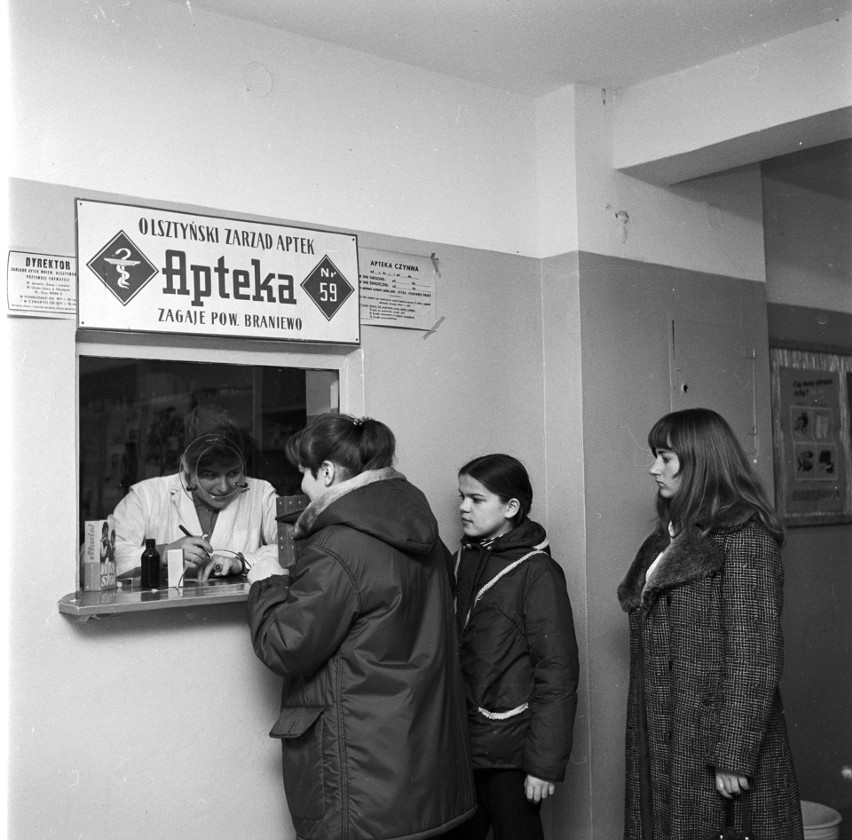 Zagaje 12.1971. Klientki przed punktem aptecznym w...