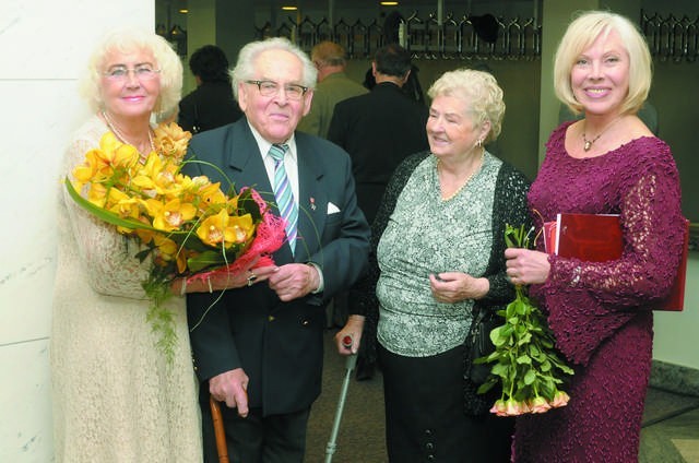 Jubileusz klubu seniora "Cyganeria". Od lewej: Danuta Kozłowska (sekretarz), Paweł Leoniec, Bożena Tomaszewska (skarbnik "od zawsze") i Wanda Maćkowska, prezes klubu.