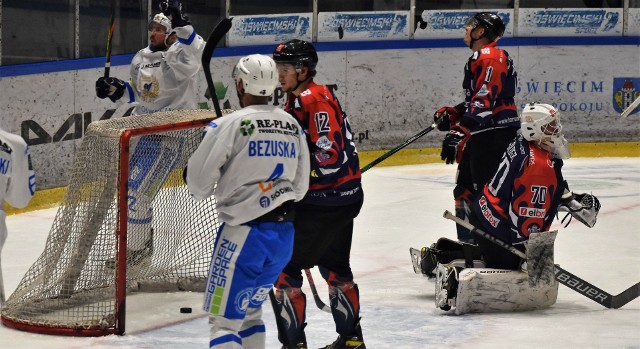 Ekstraklasa hokeja: Re-Plast Unia Oświęcim ograła Energę Toruń 3:1, zostając nowym liderem. Na zdjęciu: Wasilij Strielcow zdobywa pierwsza bramkę dla oświęcimian.