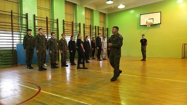 ZSP w Kamieńsku odwiedził  st. chor. sztab. Paweł Kałdoński z 93 Batalionu Lekkiej Piechoty w Łasku