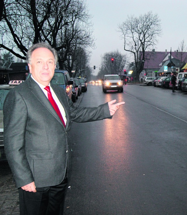 Burmistrz Majcher pokazuje nowy asfalt na ul. Kościuszki.