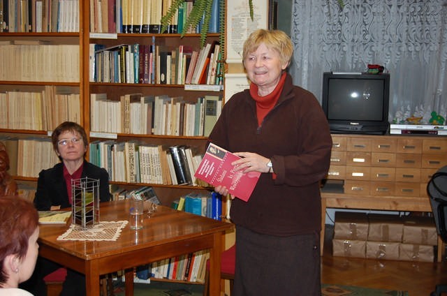 Małgorzata Jańczak (z lewej) i Grażyna Wrońska podczas spotkania w czytelni mogileńskiej biblioteki