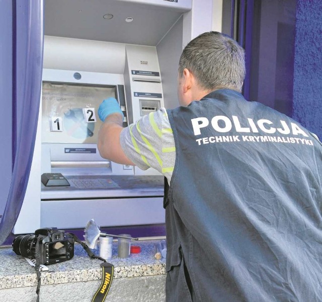 Policjanci zabezpieczali m.in. wszelkie ślady pozostawione na obudowie bankomatu, który złodzieje opróżnili z gotówki