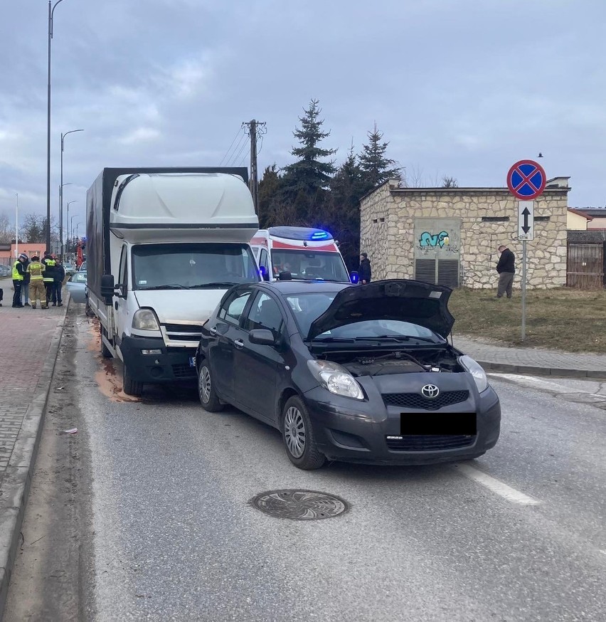 Zderzenie trzech samochodów na ulicy Republiki Pińczowskiej. Do szpitala pojechały dwie kobiety i dziecko. Są zdjęcia z wypadku 