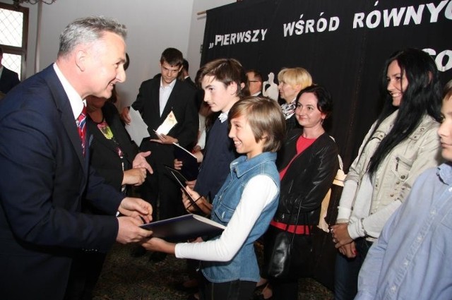 Podczas gali zorganizowanej przez Publiczne Gimnazjum nr 1 burmistrz Jerzy Wrębiak nagradzał uczniów i składał podziękowanie rodzicom.