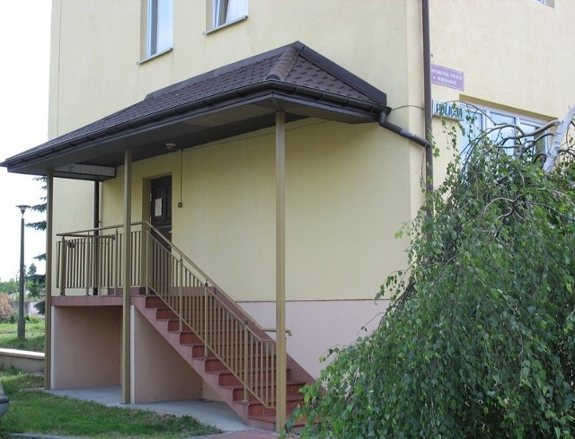 Posterunek policji w Wieniawie mieści się w budynku Urzedu Gminy i to gmina pokrywa koszty utrzymania obiektu.