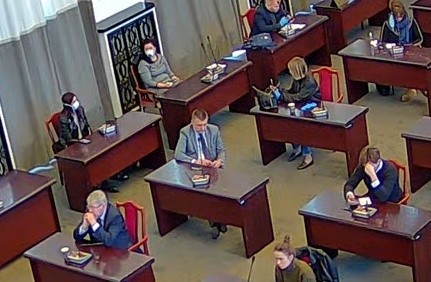 Sesja Rady Miejskiej w Łodzi w cieniu koronawirusa. Radni w maseczkach i rękawiczkach