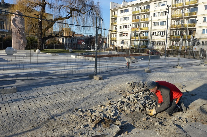 Plac wokół pomnika Mikołaja Kopernika w trakcie remontu