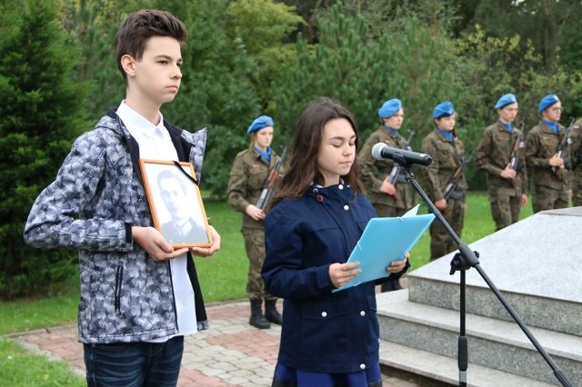 Uroczystości z okazji Dnia Sybiraka przed Krzyżem Katyńskim w Starachowicach.