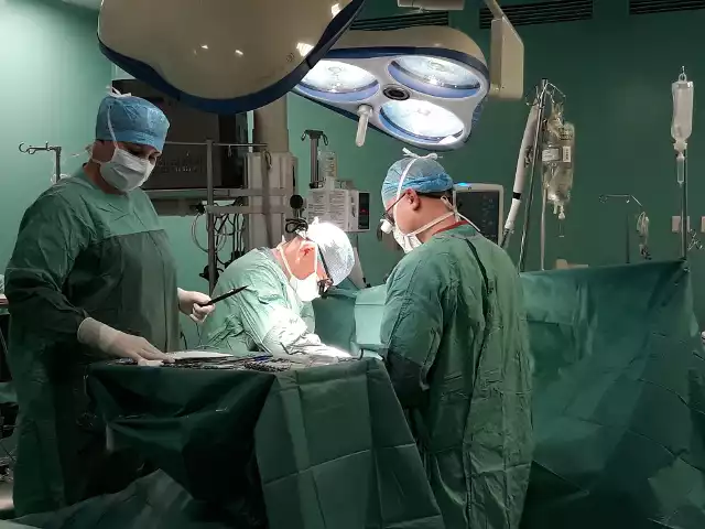 Zespół doktora Pawła Cholewińskiego na sali operacyjnej uratował 62-letnią kobietę z rozległym zawalem serca, miażdżycą i chorą zastawką.
