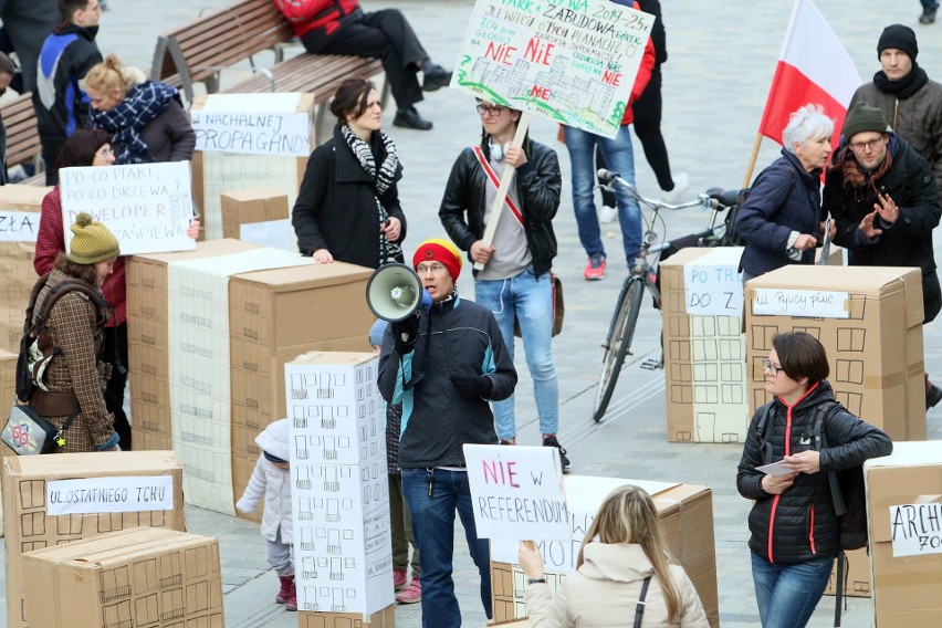 Tekturowe bloki stanęły na deptaku. Protest w sprawie zabudowy górek czechowskich (ZDJĘCIA)