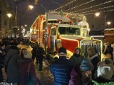 Świąteczna ciężarówka Coca-Coli przyciągnęła mieszkańców Łodzi. Coca Cola trasa 2022. ZDJĘCIA Tłumy łodzian na ul. Piotrkowskiej! 