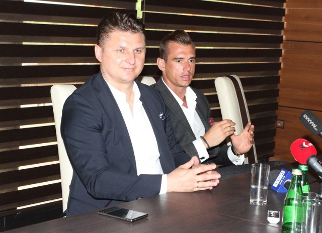 Marek Citko (z lewej) i Jakub Meresiński podczas konferencji prasowej dotyczącej Korony.