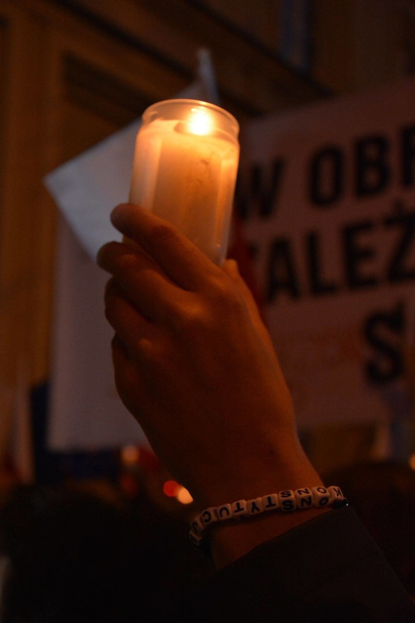 Łańcuch Światła w Kielcach przeciw zmianom w sądach. Protestowało ponad 200 osób (WIDEO, ZDJĘCIA)