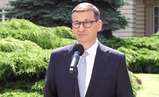 Premier Mateusz Morawiecki poinformował we wtorek, że przyznał osieroconym w wypadku chłopcom z Przędzela rentę specjalną