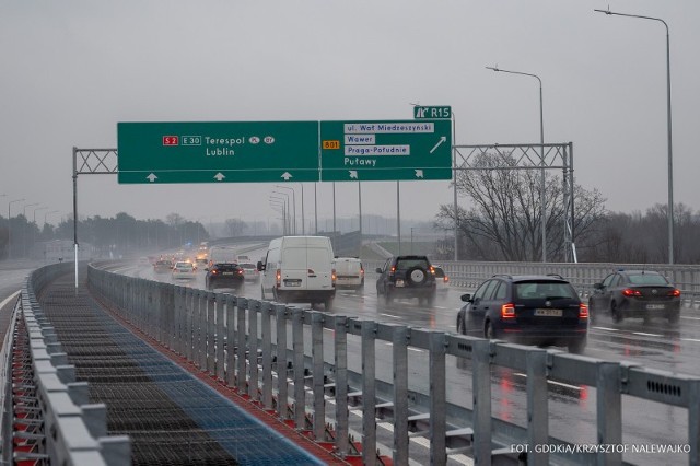 Jak pokazuje raport Generalnej Dyrekcji Dróg Krajowych i Autostrad (GDDKiA), nadal odnotowywane są poważne zmiany w ruchu w porównaniu do poprzedniego roku, a spowodowane pandemią. Ruch osobowy jest nadal mniejszy, natomiast znacznie wzrósł transport towarów. Dzisiaj publikujemy dane dotyczące średniego dobowego ruchu za okres od 28 grudnia 2020 r. do 3 stycznia 2021 r. i porównujemy je z wcześniejszym tygodniem 2020 r. oraz z 2019 rokiem.Fot. GDDKiA