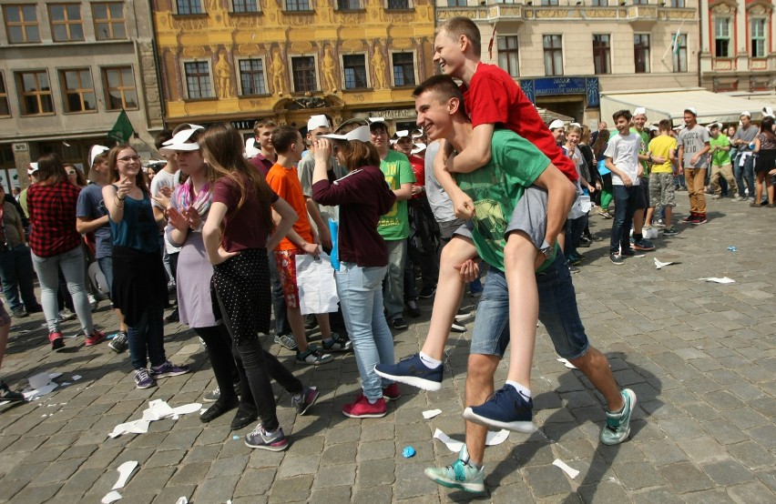 Wielki napis "POKÓJ" na płycie wrocławskiego Rynku. Zobacz, czy jesteś na zdjęciach (FOTO, FILM)