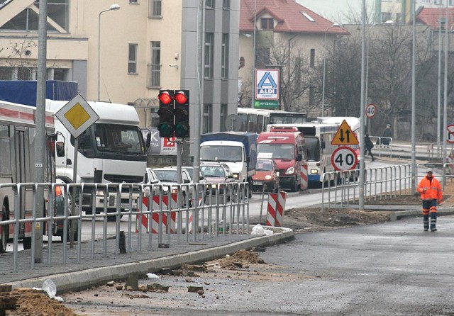 Sygnalizacja świetlna ustawiona wczoraj na skrzyżowaniu ulic Dowkonta i Grzecznarowskiego powodowała niemałe utrudnienia w ruchu.