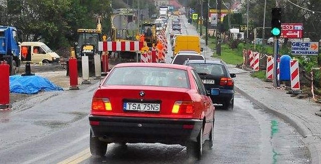 Przebudowa krótkiego odcinka ulicy Lwowskiej jest przyczyną ogromnych korków w rejonie sandomierskiego mostu.