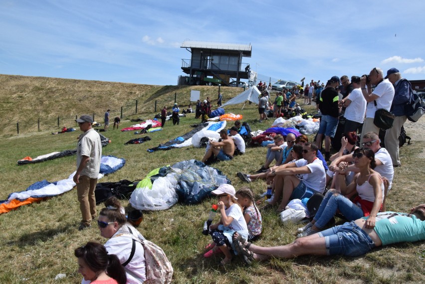 Mnóstwo paralotniarzy pojawiło się 29 czerwca na górze Żar w...