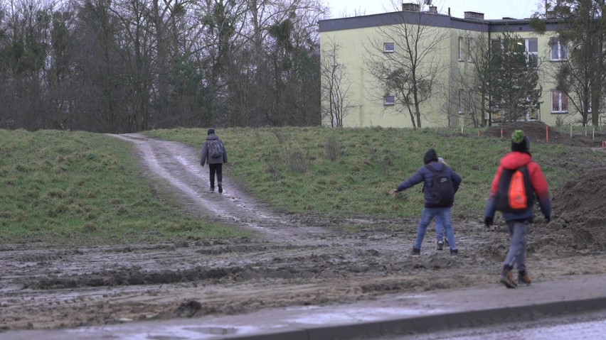 Nie da się przejść suchą nogą po takim błocie. Do tematu...