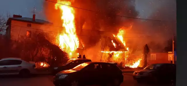 Białystok. Pożar domu przy ulicy Pułkowej. Budynek spłonął cały