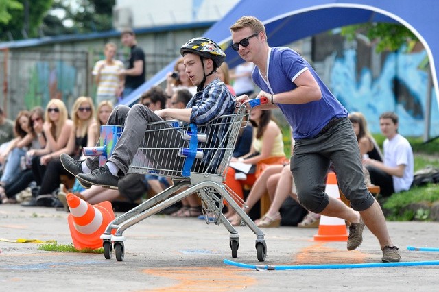 Widowiskowe zawody w wyścigach wózków z supermarketów zarówno uczestnikom i publiczności sprawiły dużą radość.