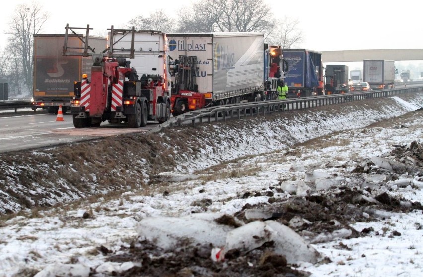 Wypadek tira wiozącego okna na autostradzie A4