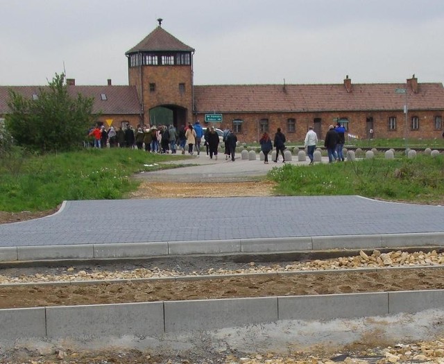 Największą tegoroczną inwestycją w ramach OSPR jest budowa nowej drogi w Brzezince. Dzięki niej ruch samochodowy odbywający się obecnie bezpośrednio przed Bramą Śmierci zostanie odsunięty od ogrodzenia obozowych terenów na odległość ponad 100 metrów