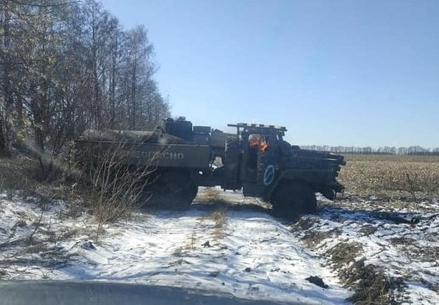 Jeden ze zniszczonych przez Ukraińców samochodów rosyjskich wojsk