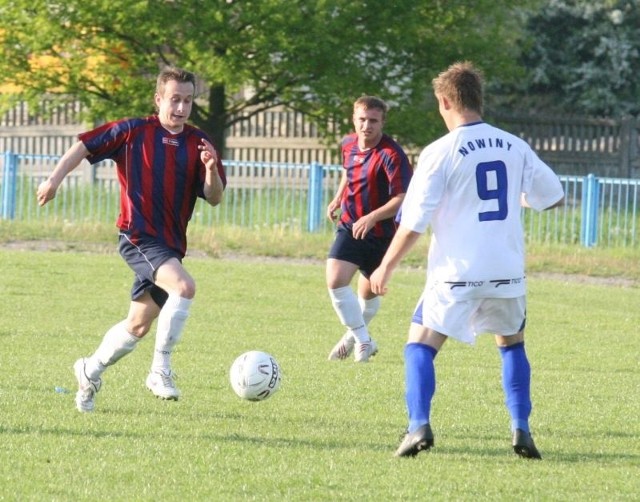 W ataku na bramkę Nowin Dariusz Brzozowski, który strzelił dwa gole dla Spartakusa.