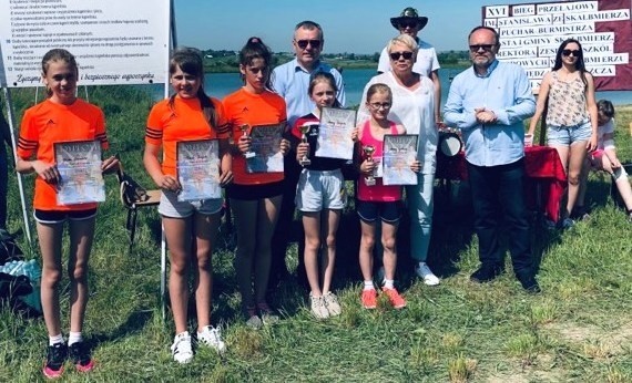 Puchary i nagrody otrzymały także najlepsze zawodniczki (klasy IV-VI szkół podstawowych) w XVI Biegu Przełajowym imienia Stanisława ze Skalbmierza.
