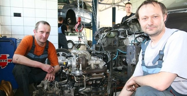 Piotr Skromak oraz Jacek Mazurek, stalowolscy mechanicy w tym roku zajęli drugie miejsce podczas Mistrzostw Polski Mechaników Samochodowych rozgrywanych w Katowicach. W przyszłym roku zamierzają znowu powalczyć o tytuł najlepszych mechaników w naszym kraju.