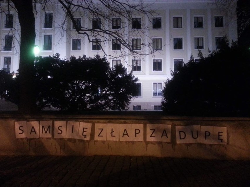 Tajemnicze plakaty pojawiły się w nocy w Lublinie. "Nie" dla przemocy wobec kobiet