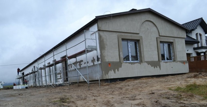 Trwa budowa remizy i świetlicy w Belnie w gminie Bieliny. Budynek wygląda coraz bardziej okazale. Zobacz zdjęcia